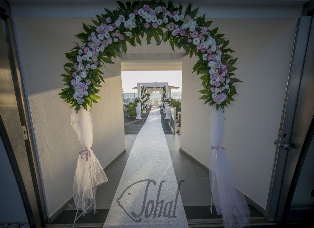 L'arco fiorito dell'amore attende l'ingresso degli sposi all'altare sulla  spiaggia - Sohal