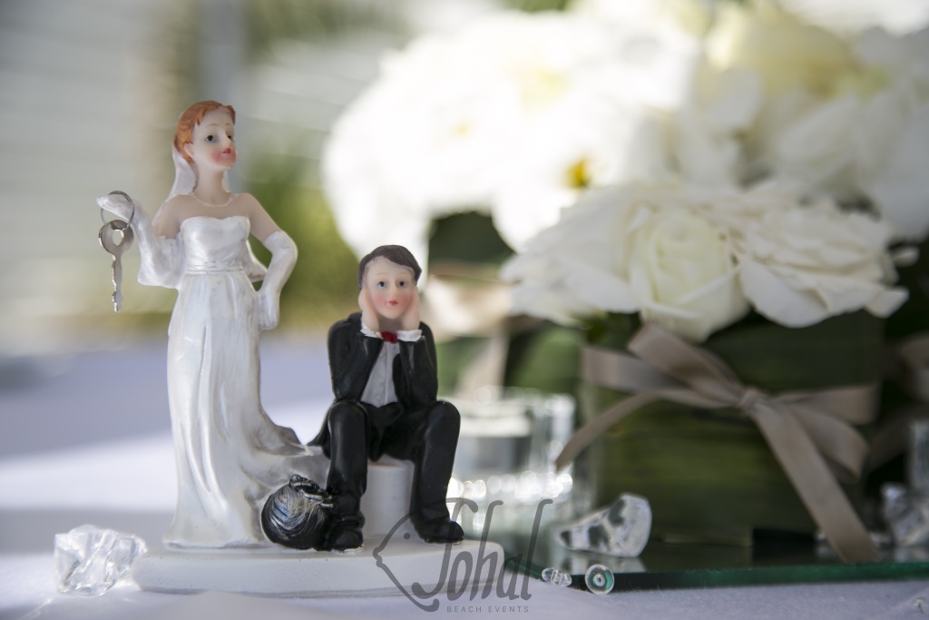 Topper cake personalizzano la torta nuziale di un matrimonio in spiaggia -  Sohal