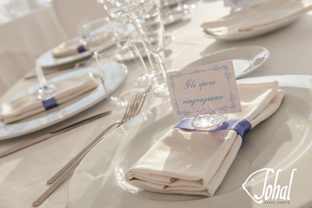 Mise en place per il matrimonio in spiaggia