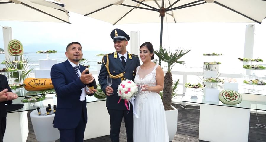 matrimonio in spiaggia in alta uniforme