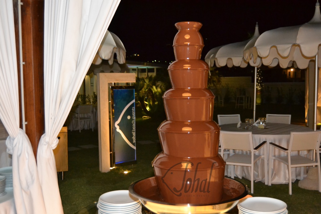 Fontane di cioccolato. Dolcezze scenografiche di un matrimonio in spiaggia  - Sohal