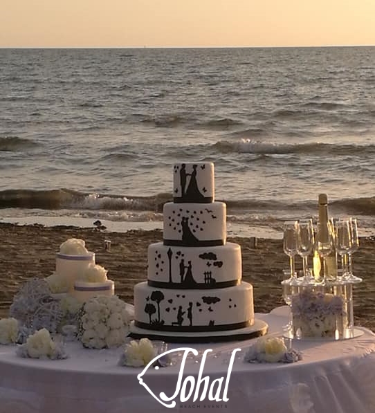 taglio della torta nuziale taglio della torta nuziale in riva al mare