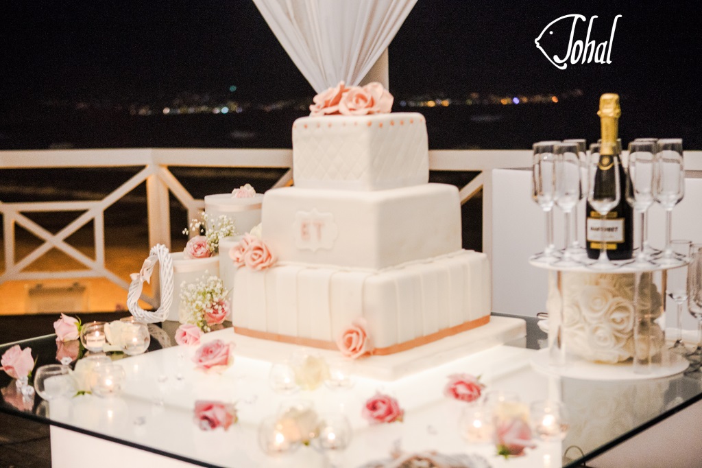 torta nuziale in riva al mare