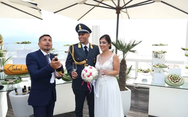 matrimonio in spiaggia in alta uniforme